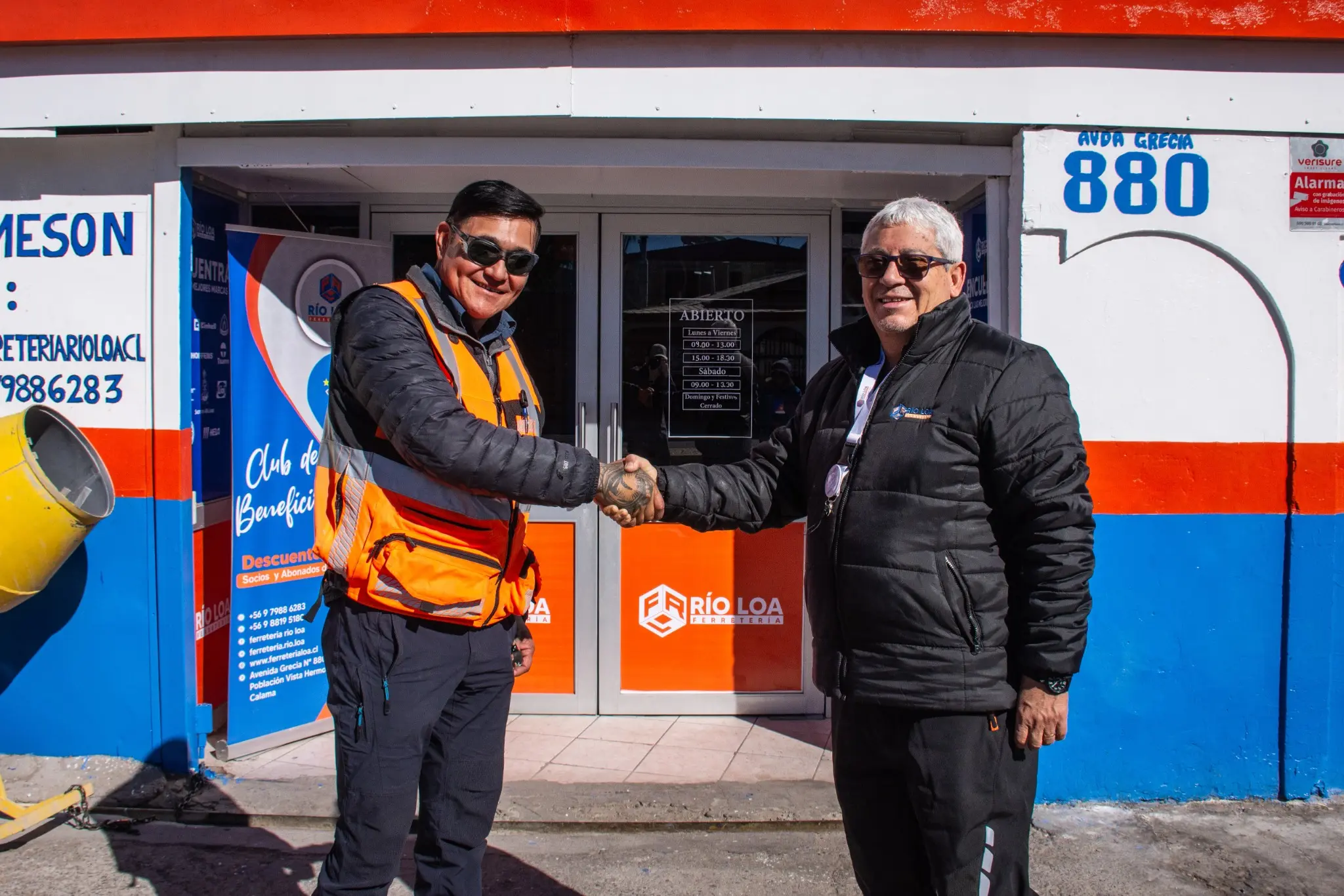 Representantes de Ferretería Río Loa junto a empresas