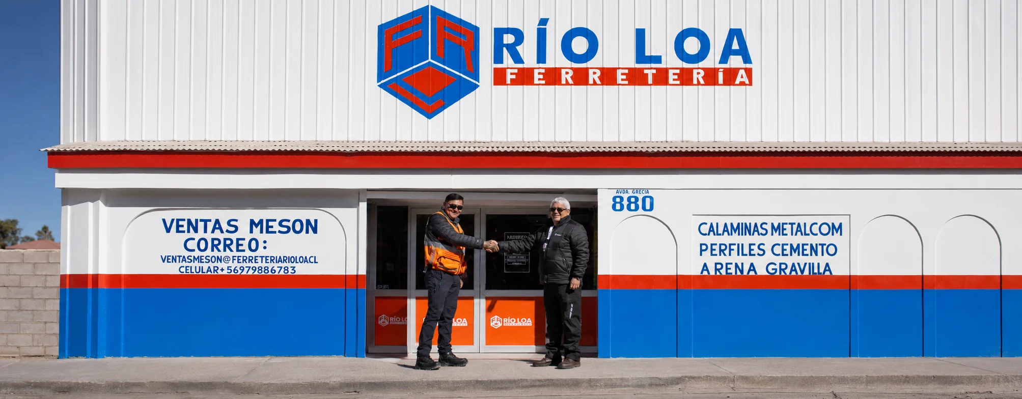 Equipo de Ferretería Río Loa atendiendo a sus clientes